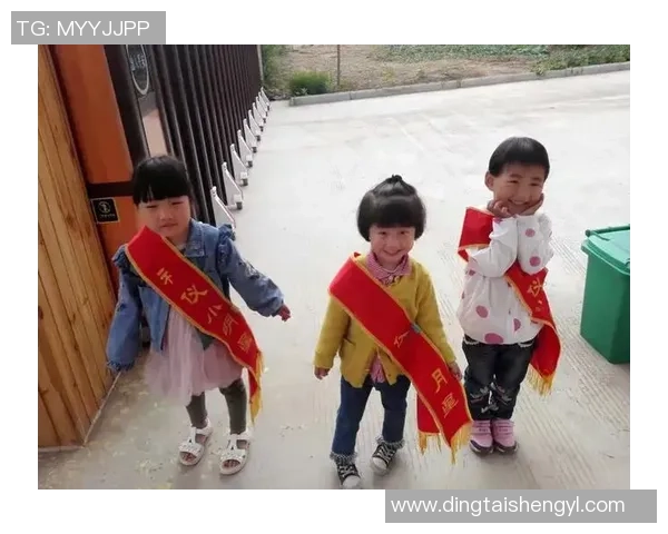 小明在阳光下踢足球的快乐时光与友谊的故事